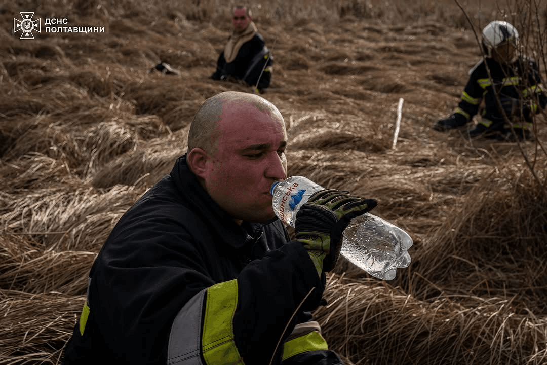 Рятувальники відпочивають після гасіння пожежі