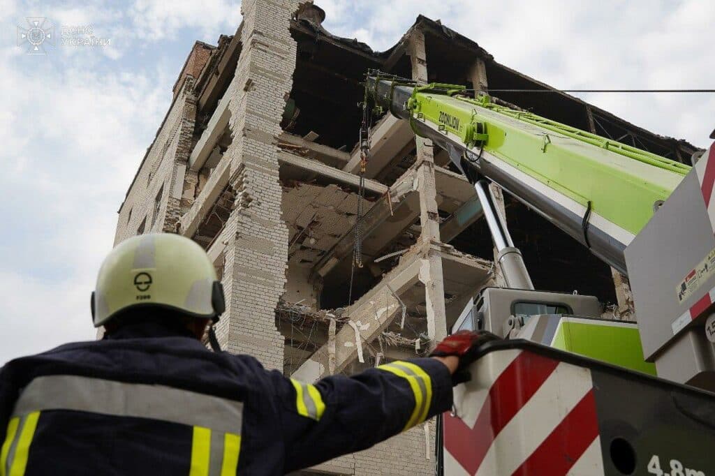 Рятувальна операція в Інституті звʼязку в Полтаві Фото – ДСНС України. Інститут звʼязку