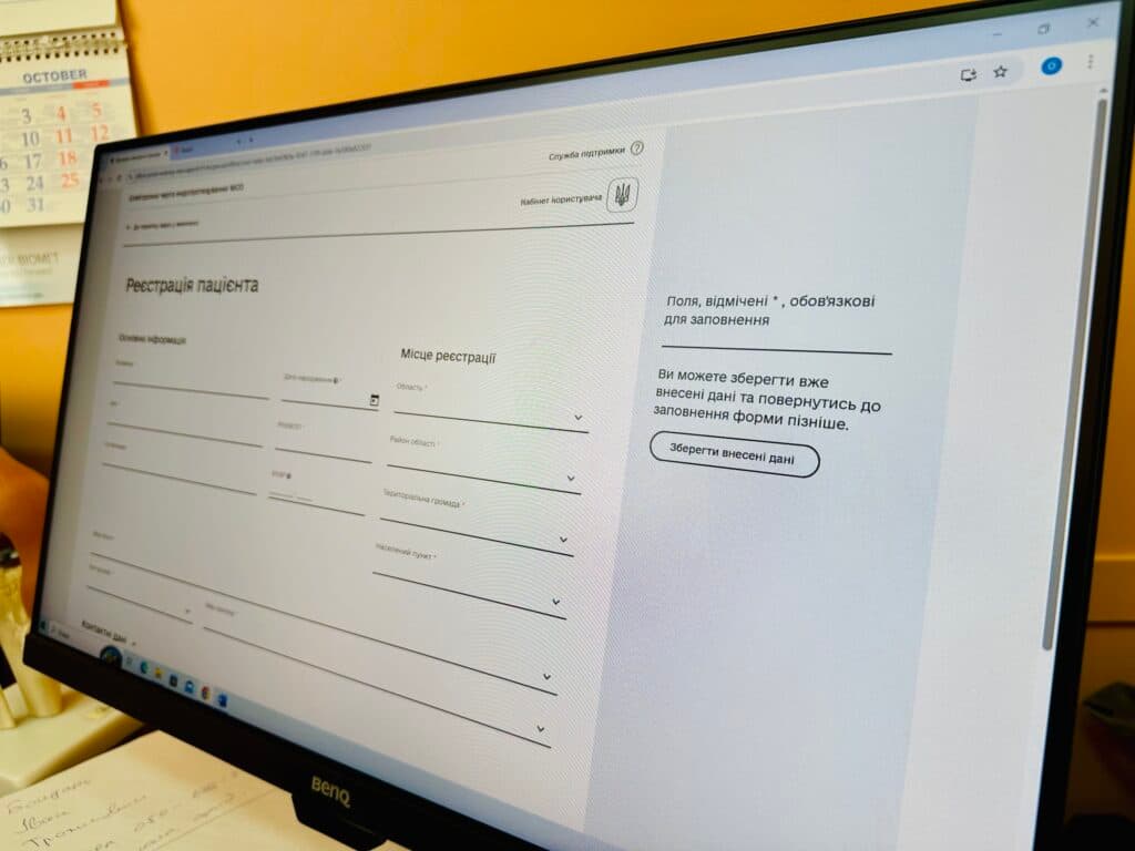Часто люди похилого віку потребують не лише відновлення одного конкретного суглоба, а й загальної підтримки організму: у них болять інші суглоби, спина, руки після тривалого обмеження в рухах або користування милицями. Тому ми зазвичай радимо і загальнозміцнювальну реабілітацію, яка допомагає відновитися комплексно», — наголосив ортопед-травматолог.