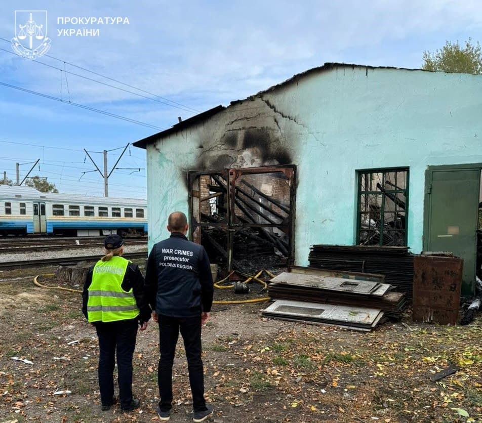 Через обстріл залізничної інфраструктури у Полтавському районі розпочали два нових розслідування. Воєнні злочини документує прокуратура.