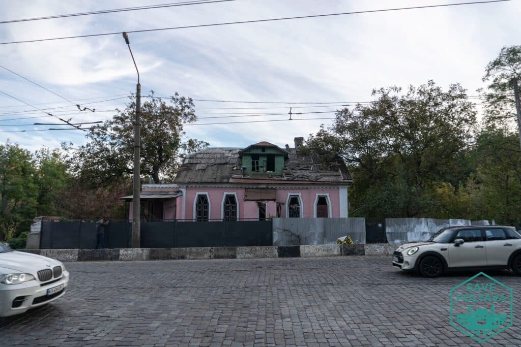 Будинок у стилі українського модерну пошкодив «Шахед». Унікальний для Полтави особняк з дормером зазнав суттєвих ушкоджень.