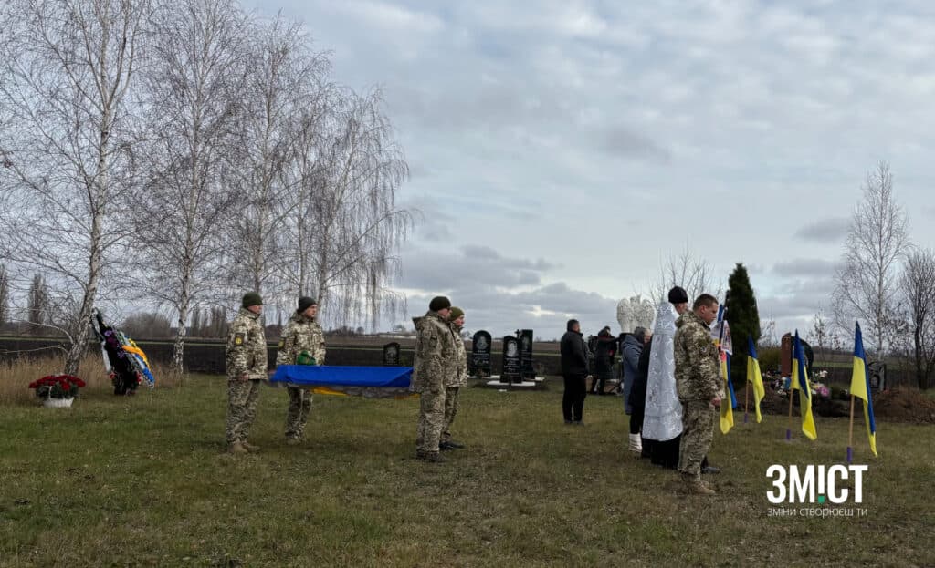 19 листопада на щиті до Пузирів повернувся Ігор Сухопаров – ветеран, учитель, танкіст. Родина, земляки та побратими провели героя у вічність.
