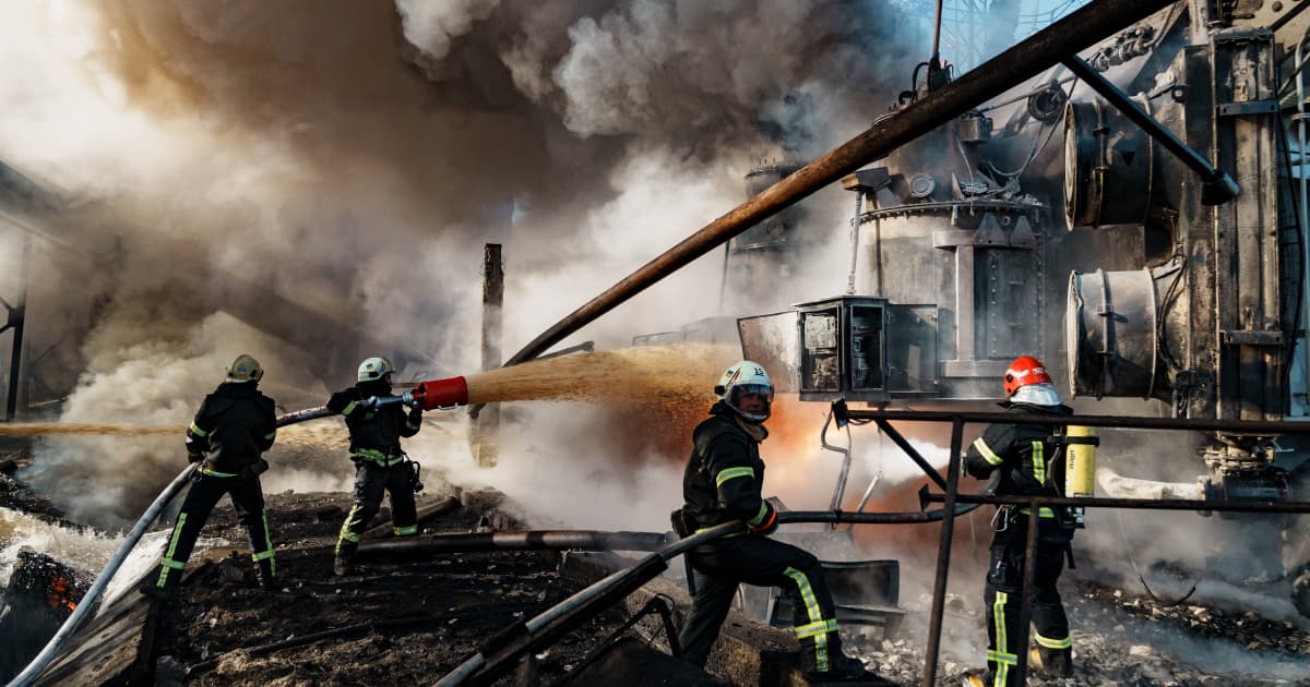 ДСНС ліквідовують пожежу на одному зі столичних енергооб’єктів унаслідок російського ракетного удару