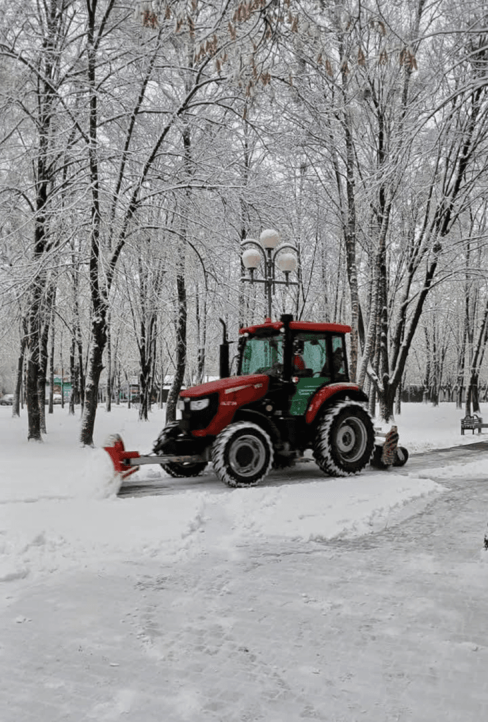 Трактор Mahindra у роботі