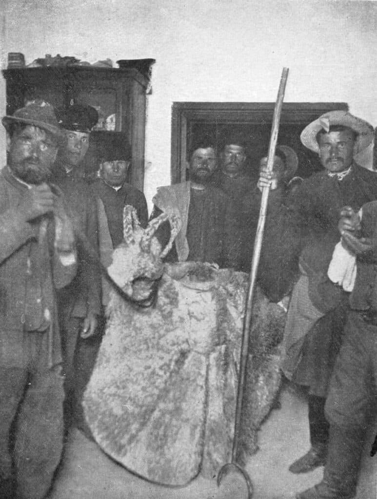 1915 рік. Колядники водять козу. Ілюстрації до «Матеріалів з народної словесності Полтавської губернії. Роменський повіт». Фото П. О. Гнідича, джерело – «Стара Полтава»
