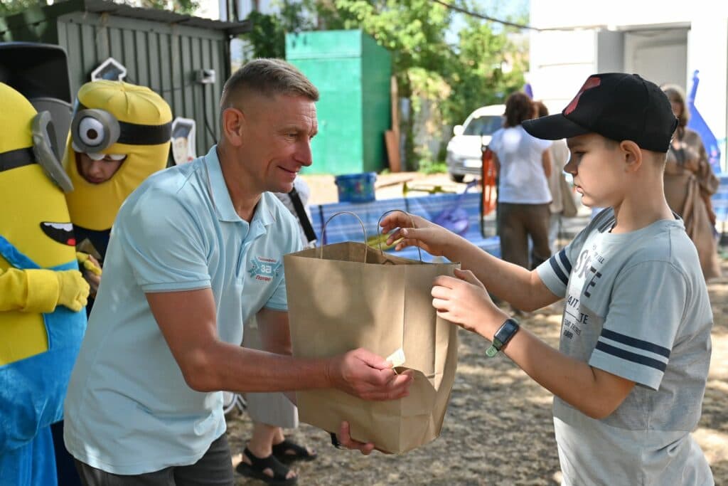 Валерій Пархоменко в брендованому одязі Політична агітація у полтавських школах – заборонена, проте чиновників і депутатів це не зупиняє. Хто це дозволяє?