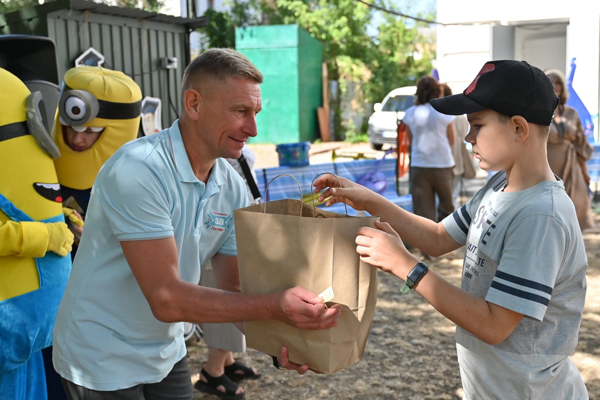 Валерій Пархоменко роздає пакети дітям Полтави
