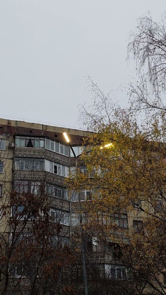 Пояснюю, що насправді стоїть за такими ситуаціями, коли світильники працюють удень.