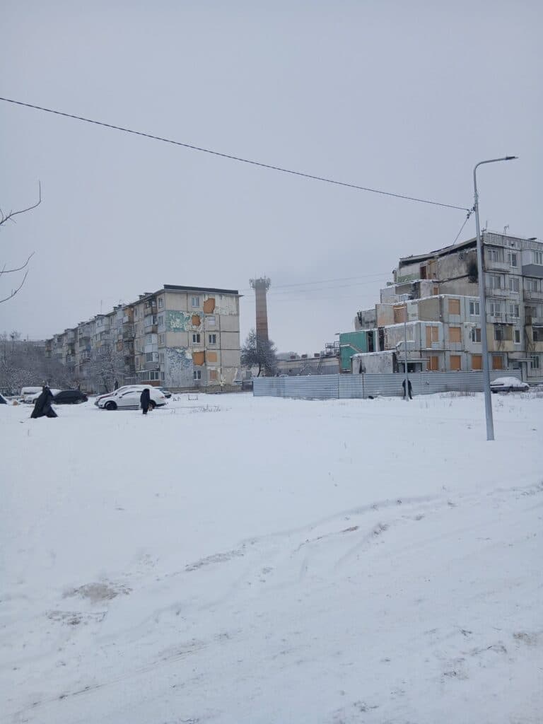 1 лютого 2025 року ракета влучила в будинок поруч із нашим, приблизно за 30 м. Скоро мине рік. За цей час нам лише перекрили дах. І все.