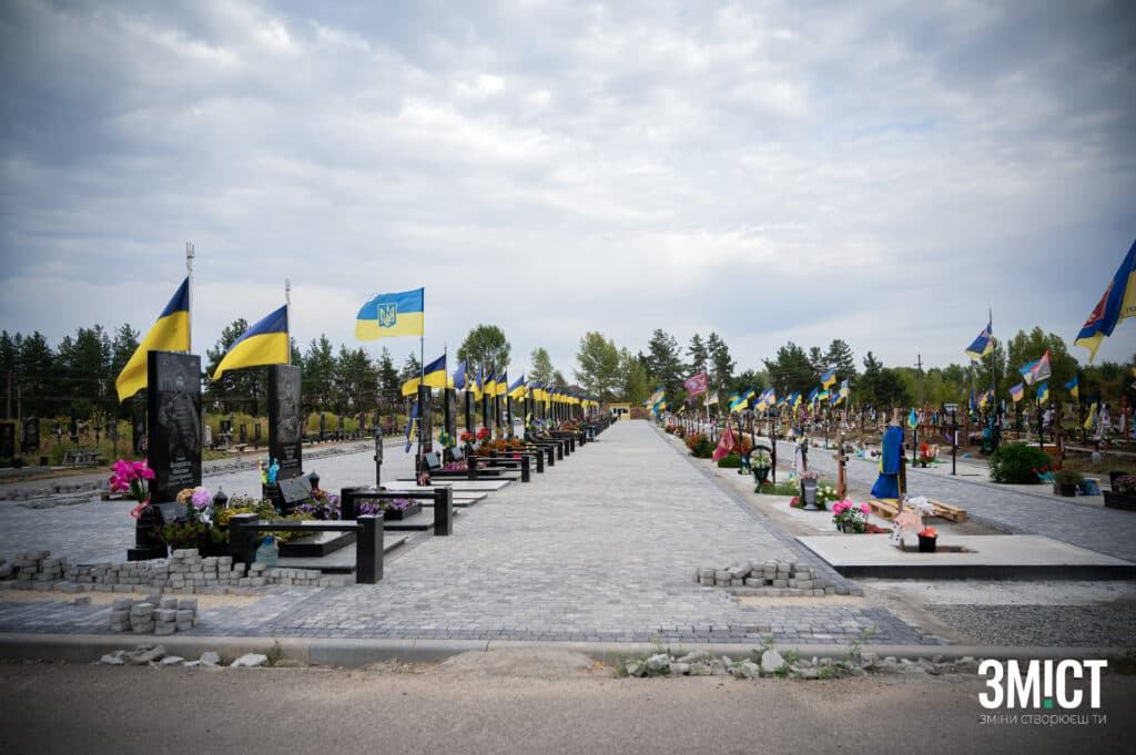 Деталі з обшуків у справі розкрадання коштів на ремонті сектору поховань військових під Полтавою обшуки