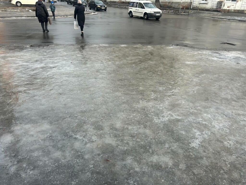 Тротуари міста після перепалів температури Фото надане читачами