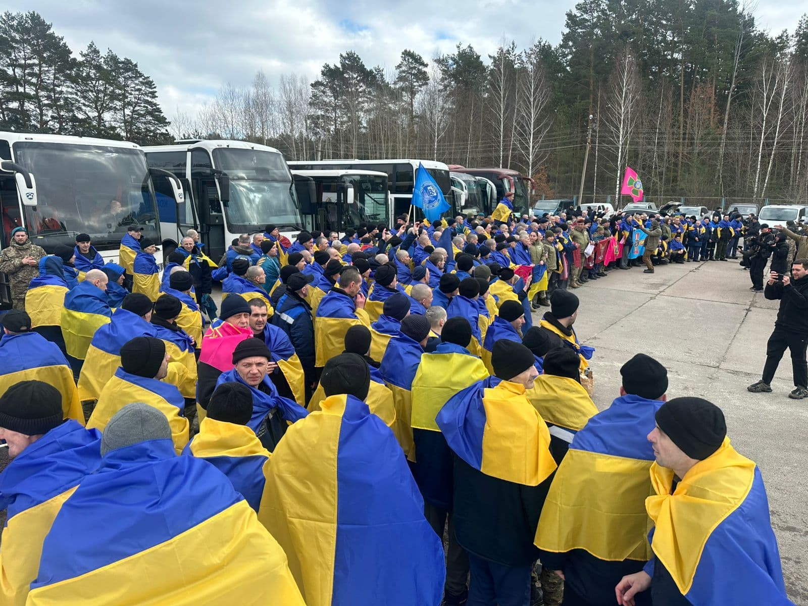 Українські військові з полону повернулися додому