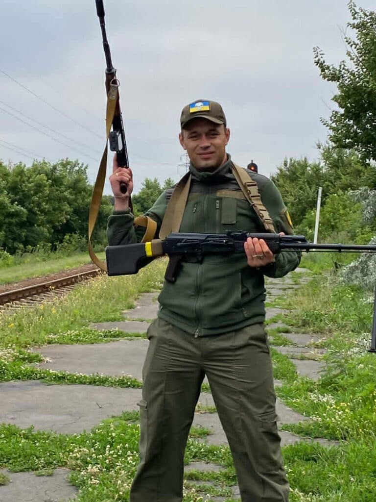 Службу Віталій Андрейченко розпочав на Донецькому напрямку, де брав участь, згодом ненадовго повернувся на ротацію до Кременчука. Саме в цей короткий проміжок між виїздами на фронт подружжя встигло офіційно оформити шлюб. Після цього військовий знову повернувся до служби. Історію воїна ЗМІСТу розповіла дружина захисника Ольга Андрейченко.