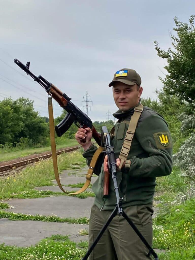 Службу Віталій Андрейченко розпочав на Донецькому напрямку, де брав участь, згодом ненадовго повернувся на ротацію до Кременчука. Саме в цей короткий проміжок між виїздами на фронт подружжя встигло офіційно оформити шлюб. Після цього військовий знову повернувся до служби. Історію воїна ЗМІСТу розповіла дружина захисника Ольга Андрейченко.