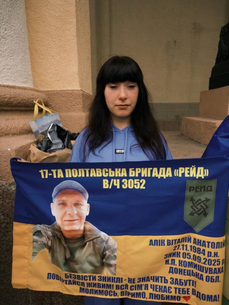 Полтава нагадала світові про тих, хто перебуває у ворожому полоні. Рідні захисників, волонтери та небайдужі містяни вийшли на центральні вулиці міста з плакатами та закликами звільнити героїв, які вже довгі місяці чекають на повернення додому. Акція відбулася 10 травня.