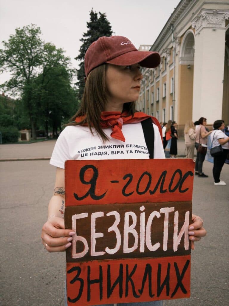 Полтава нагадала світові про тих, хто перебуває у ворожому полоні. Рідні захисників, волонтери та небайдужі містяни вийшли на центральні вулиці міста з плакатами та закликами звільнити героїв, які вже довгі місяці чекають на повернення додому. Акція відбулася 10 травня.