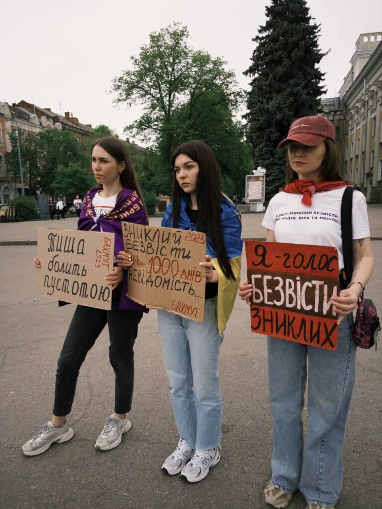 Полтава нагадала світові про тих, хто перебуває у ворожому полоні. Рідні захисників, волонтери та небайдужі містяни вийшли на центральні вулиці міста з плакатами та закликами звільнити героїв, які вже довгі місяці чекають на повернення додому. Акція відбулася 10 травня.