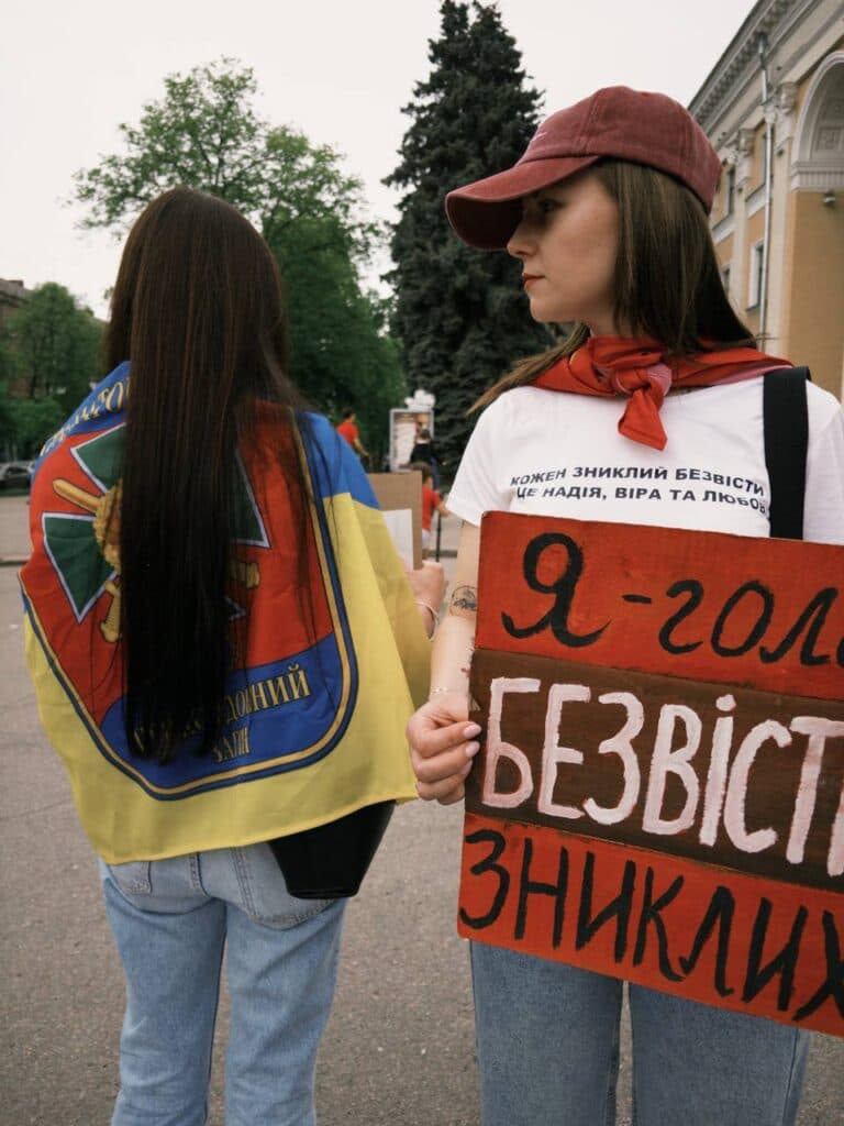 Полтава нагадала світові про тих, хто перебуває у ворожому полоні. Рідні захисників, волонтери та небайдужі містяни вийшли на центральні вулиці міста з плакатами та закликами звільнити героїв, які вже довгі місяці чекають на повернення додому. Акція відбулася 10 травня.