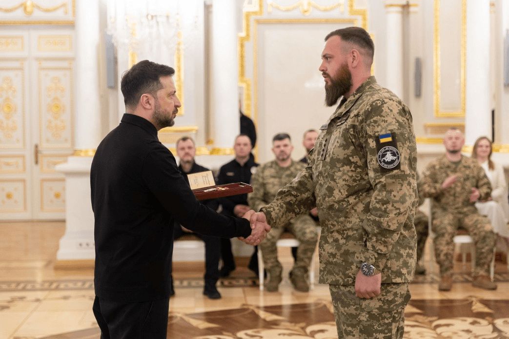 Капітану вручає нагороду президент України