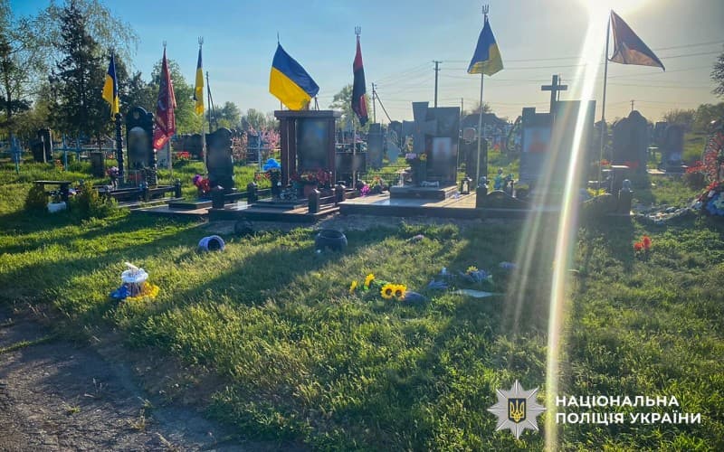 Наруга на могилами військових