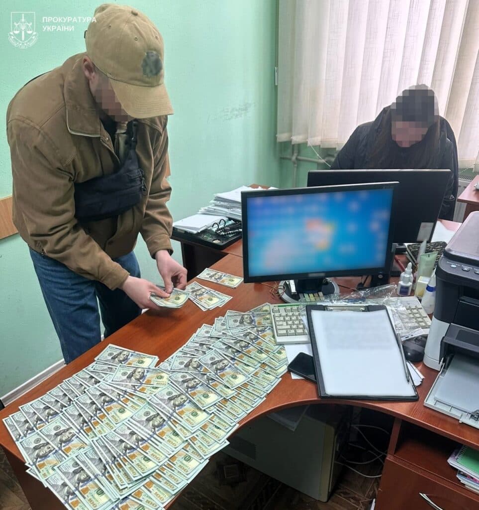 Кадри з обшуків у кабінеті адвокатки Фото Полтавської обласної прокуратури обшуки
