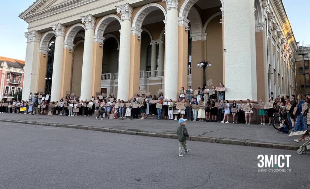 17 липня, містяни вже другий день поспіль виходять на Театральну площу біля театру ім. Гоголя, аби висловити протест проти кадрових перестановок у військовому керівництві. Заклики до продовження акції поширюють у місцевих соцмережах та Telegram-каналах.