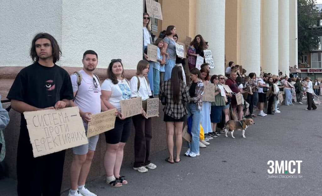 17 липня, містяни вже другий день поспіль виходять на Театральну площу біля театру ім. Гоголя, аби висловити протест проти кадрових перестановок у військовому керівництві. Заклики до продовження акції поширюють у місцевих соцмережах та Telegram-каналах.