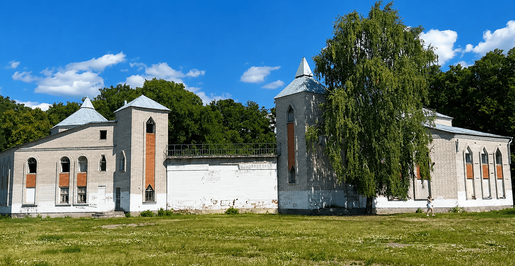 Будівля в парку імені Олеся Донченка