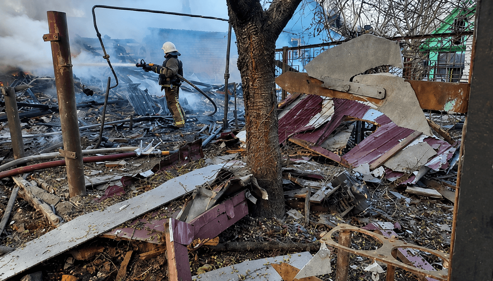 Ілюстративнен фото. Наслідки обстрілу ліквідовують рятувальники