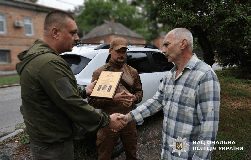 Вручення нагороди батькові бійця