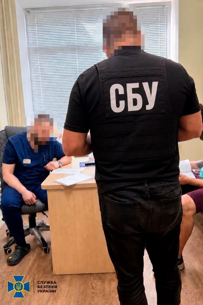 Служба безпеки України та поліція викрили схему ухилення від військової служби. До її організації причетні невропатолог та заввідділення.