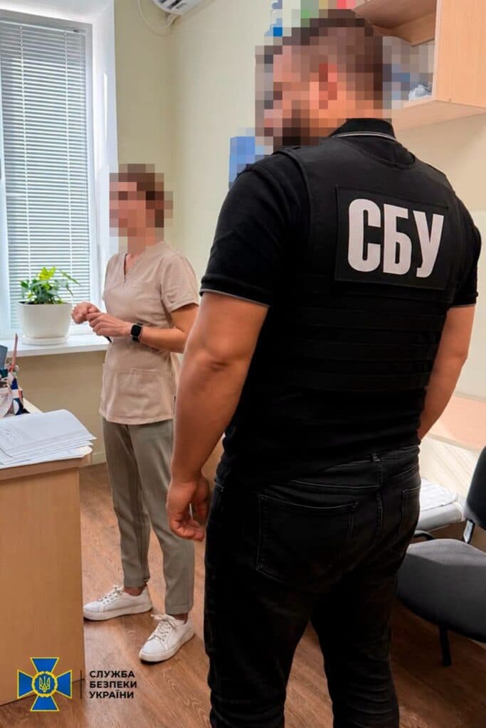 Служба безпеки України та поліція викрили схему ухилення від військової служби. До її організації причетні невропатолог та заввідділення.