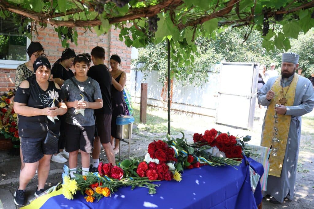 Роман Гнідко Роман Гнідко Артилерист навіки повернувся на Полтавщину: живим коридором провели в Романа Гнідка (ФОТО)