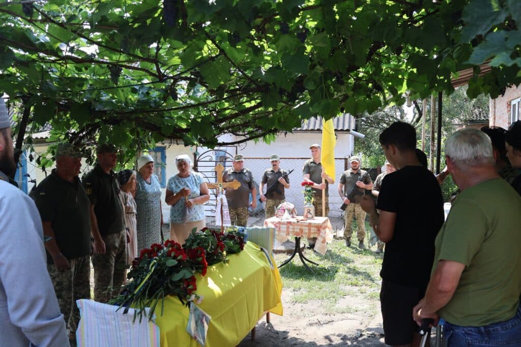 Роман Гнідко Роман Гнідко Артилерист навіки повернувся на Полтавщину: живим коридором провели в Романа Гнідка (ФОТО)