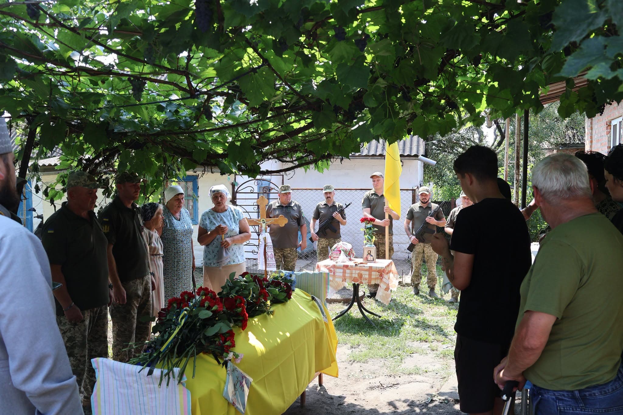 Родина прощається з полеглим воїном