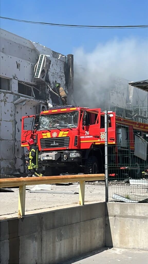 Подвійний удар по розподільчому центру «Аврори»: розбита спецтехніка ДСНС та посічені склади (ФОТО)