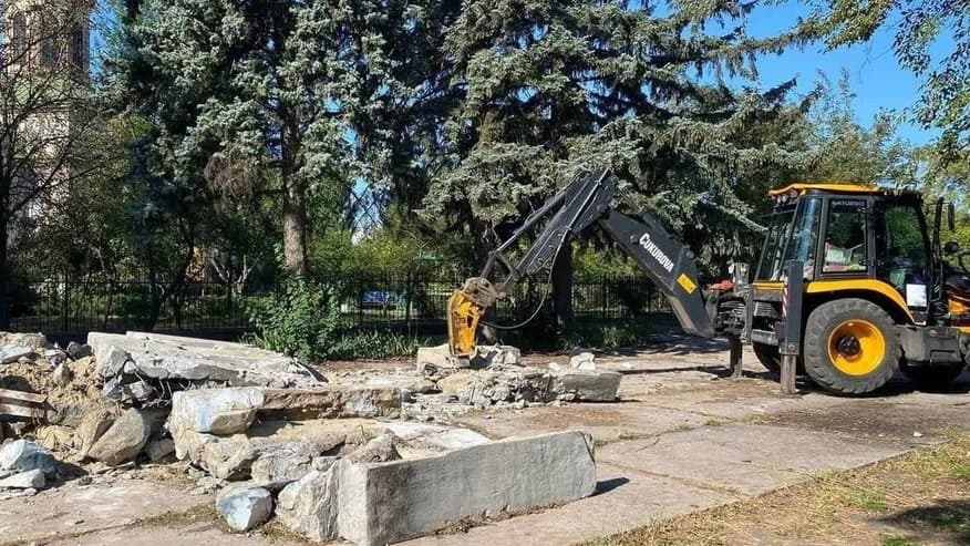 демонтаж монумента комсомольцям у Кременчуці