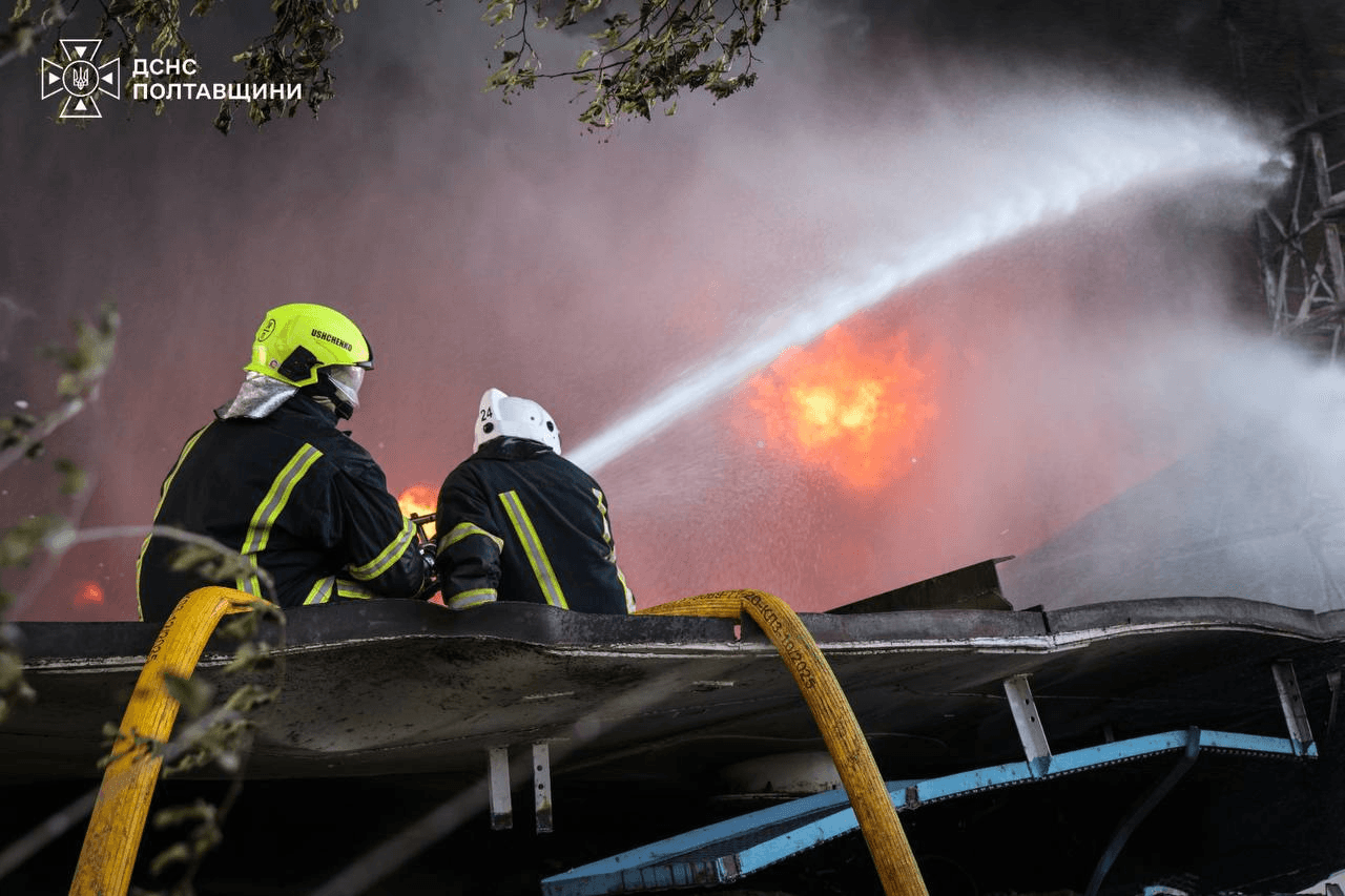 Рятувальники ліквідовують наслідки обстрілів 17 серпня