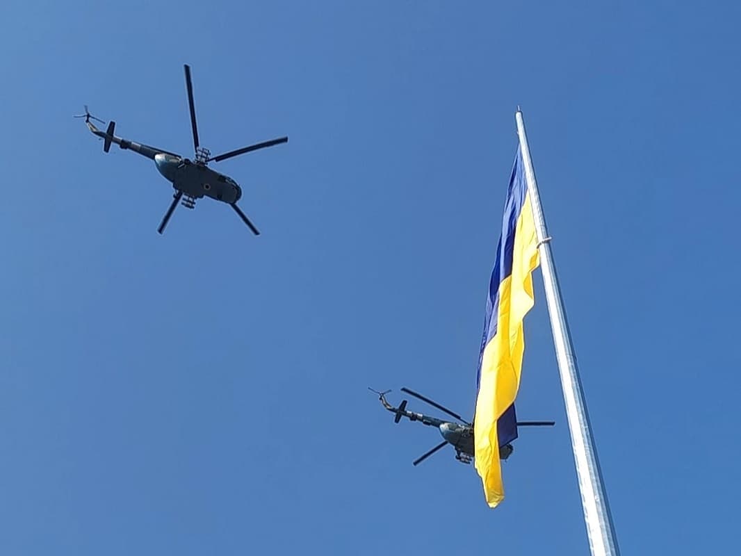 Вертолітна ланка пролітає над сквером 23 серпня 2021 року