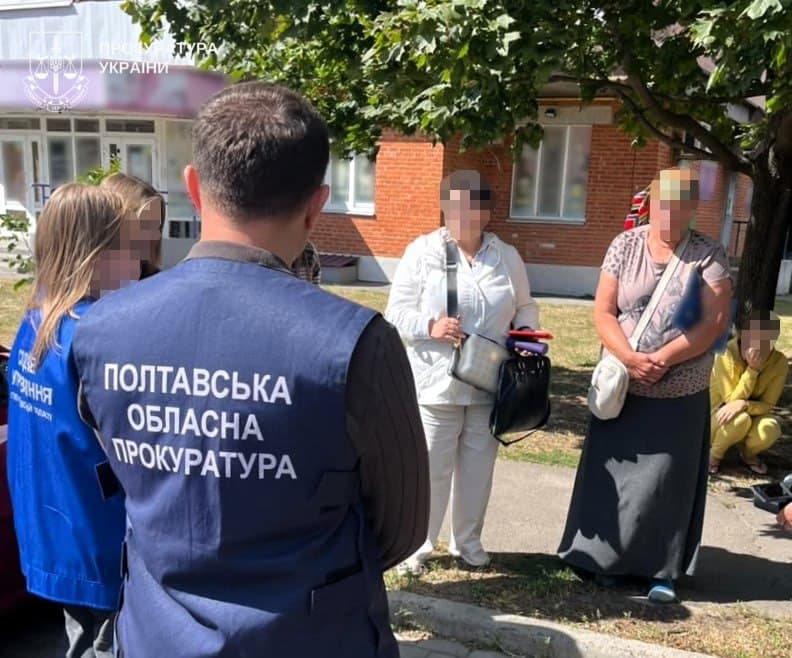 За даними слідства, підозрювані запропонували чоловіку призовного віку записати його батьком трьох малолітніх дітей молодшої з жінок. Схема передачала, що статус багатодітного батька давав змогу військовозобов’язаному безперешкодно перетнути державний кордон в умовах воєнного стану. Свої послуги родички оцінили у 200 тис. грн. Про це 9 вересня повідомила Полтавська обласна прокуратура.