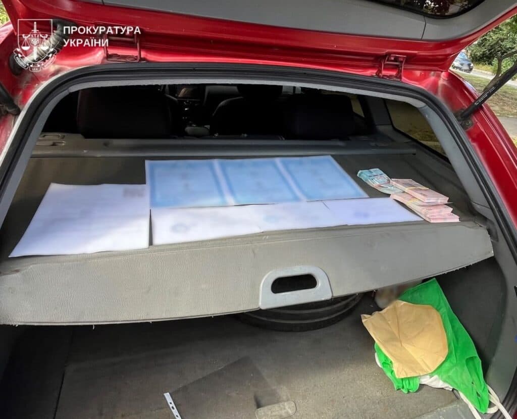 За даними слідства, підозрювані запропонували чоловіку призовного віку записати його батьком трьох малолітніх дітей молодшої з жінок. Схема передачала, що статус багатодітного батька давав змогу військовозобов’язаному безперешкодно перетнути державний кордон в умовах воєнного стану. Свої послуги родички оцінили у 200 тис. грн. Про це 9 вересня повідомила Полтавська обласна прокуратура.