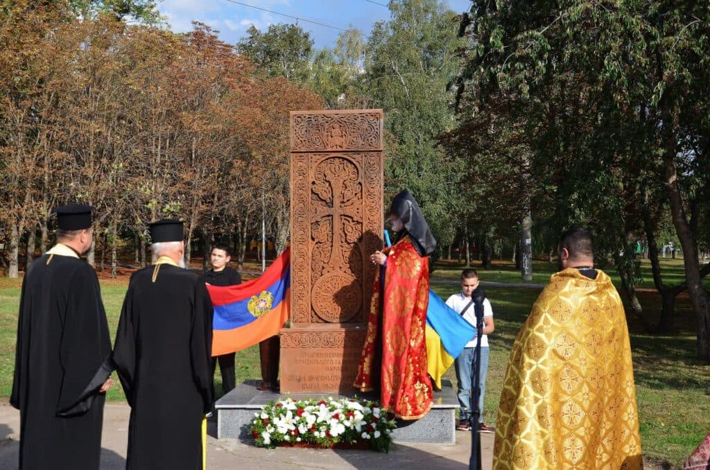 На території, де планують звести майбутній вірменський храм, встановили та вірменська громада освятила пам'ятний хрест Хачкар.