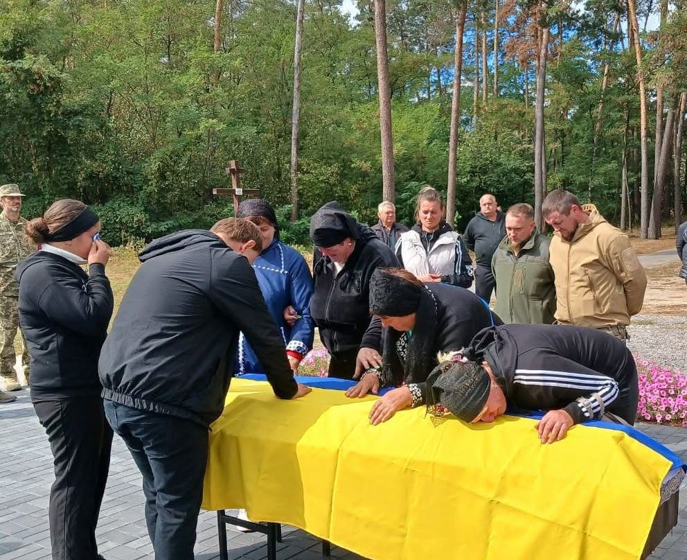 Родина прощається з полеглим героєм