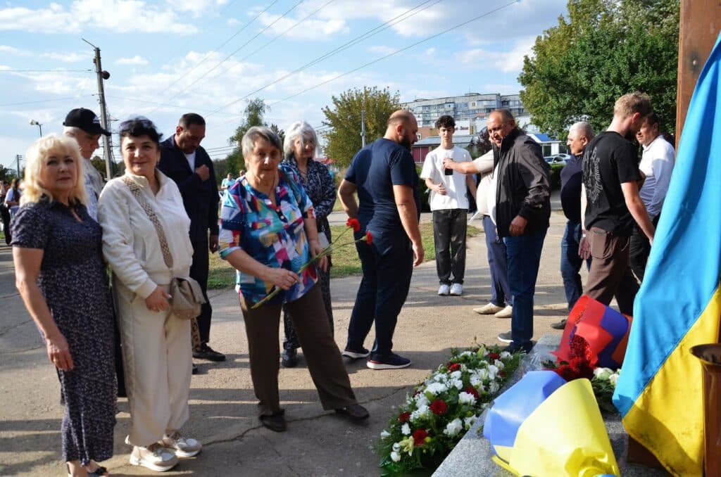 На території, де планують звести майбутній вірменський храм, встановили та вірменська громада освятила пам'ятний хрест Хачкар.