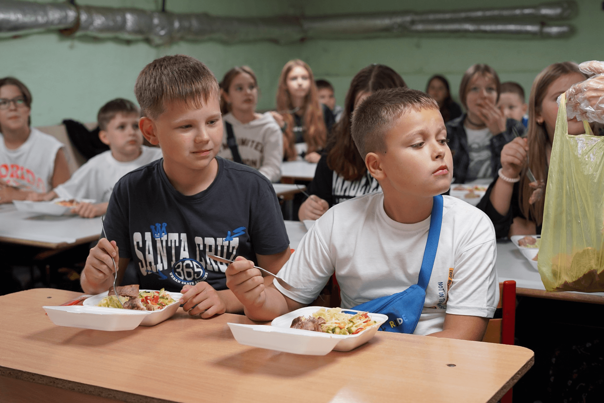 Ілюстративне фото. Обід в укритті. Учні Чернігівської гімназії №7