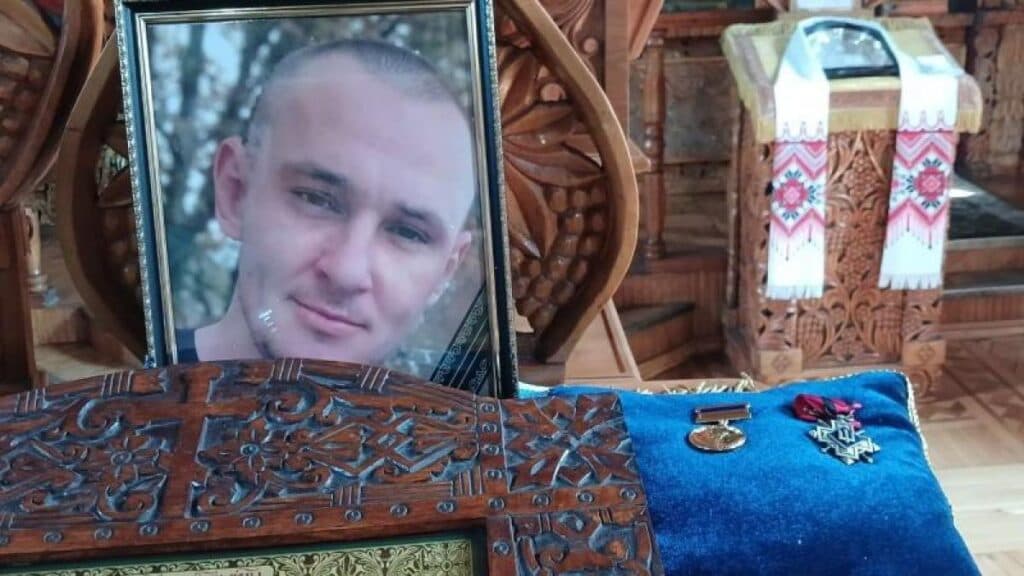 Кременчук попрощався із полеглим захисником Ігорем Кравченком 18 вересня земляки провели в останню путь 37-річного захисника, пише «Кременчуцька газета». Понад півтора року воїн вважався зниклим безвісти за особливих обставин, а родина до останнього жила вірою, що він перебуває в російському полоні.