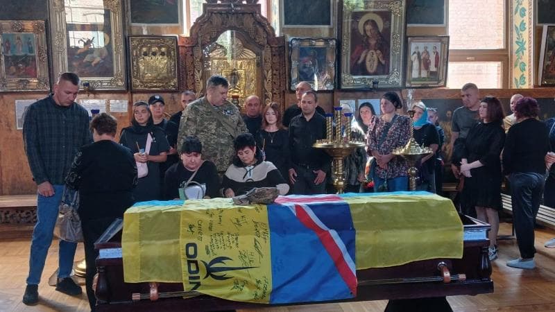 Кременчук попрощався із полеглим захисником Ігорем Кравченком 18 вересня земляки провели в останню путь 37-річного захисника, пише «Кременчуцька газета». Понад півтора року воїн вважався зниклим безвісти за особливих обставин, а родина до останнього жила вірою, що він перебуває в російському полоні.