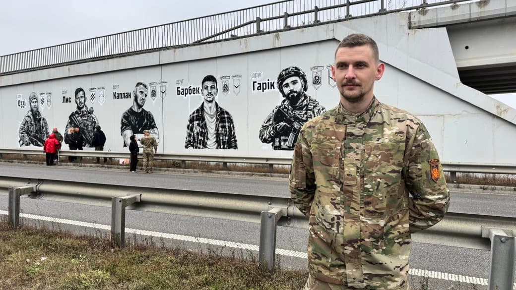 Побратим загиблих біля муралу, що присвячений героям