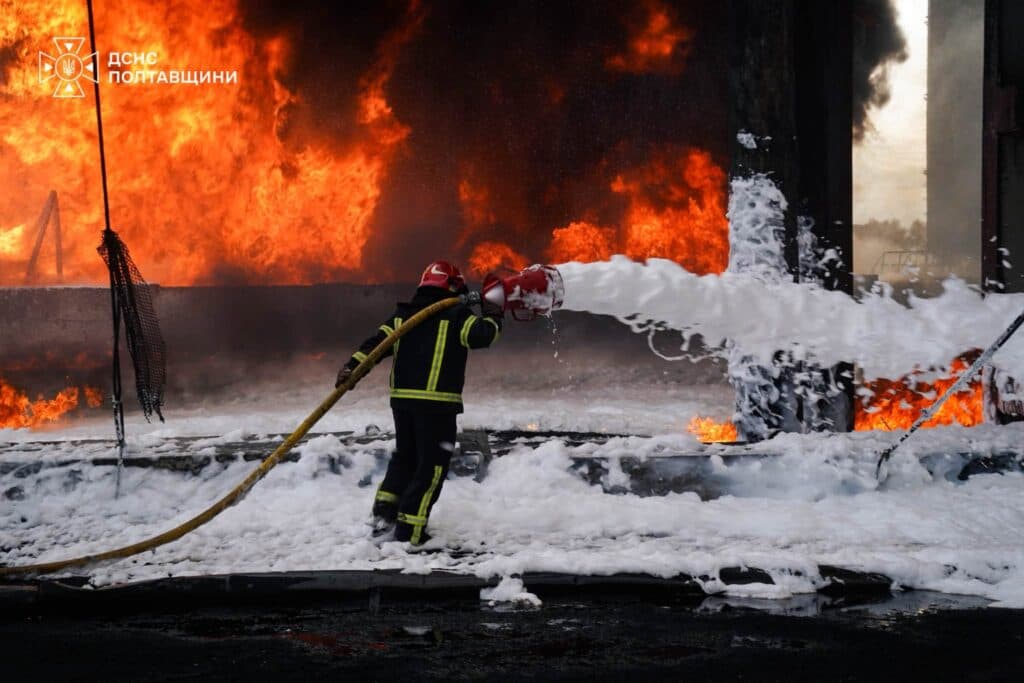 Під загрозою повторних прильотів ДСНС ліквідула наслідки атаки на Полтавщині (ФОТО)