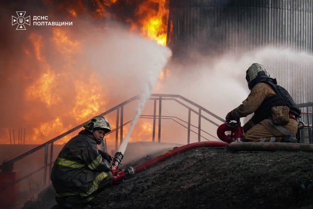 Під загрозою повторних прильотів ДСНС ліквідула наслідки атаки на Полтавщині (ФОТО)